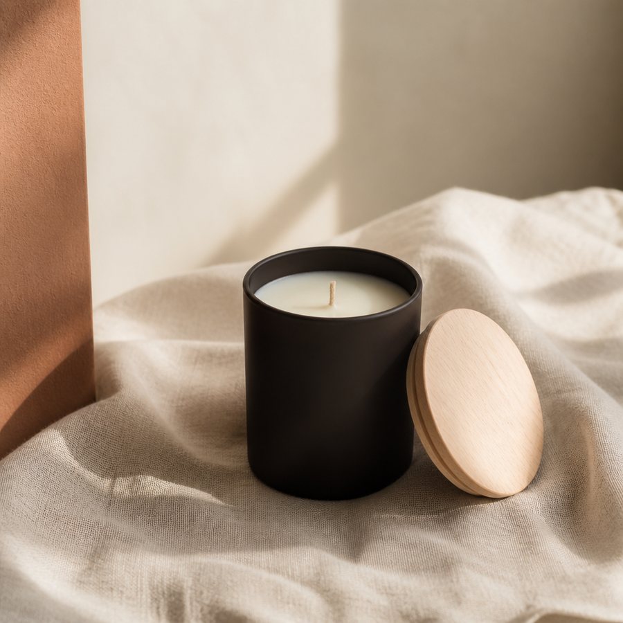 Vela aromática em copo de vidro escuro com tampa de madeira