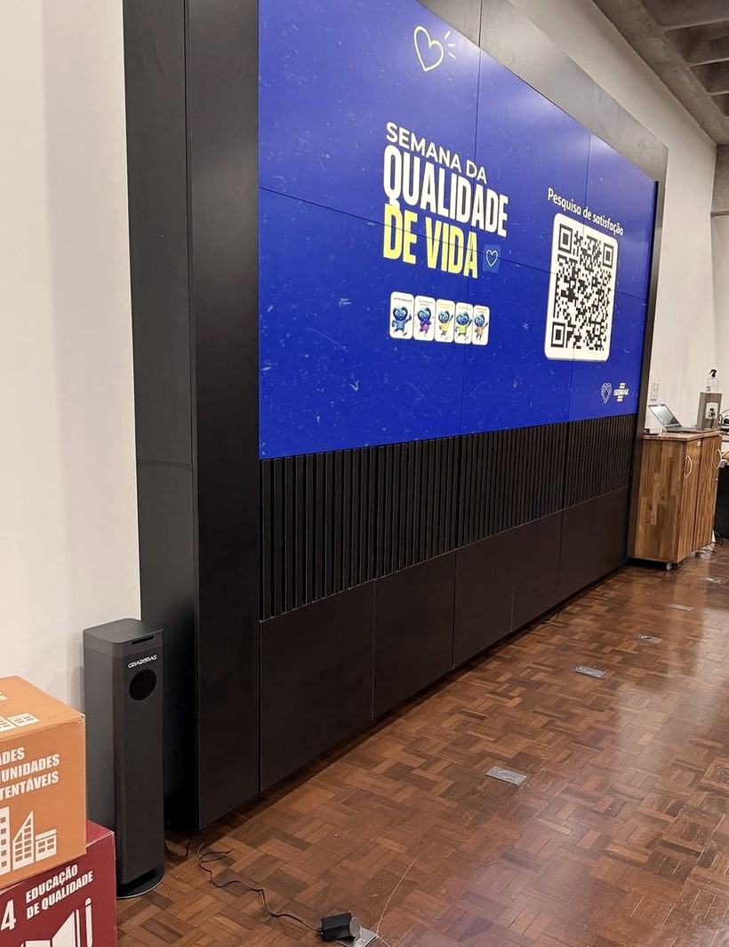 Painel de abertura da exposição, no hall de entrada